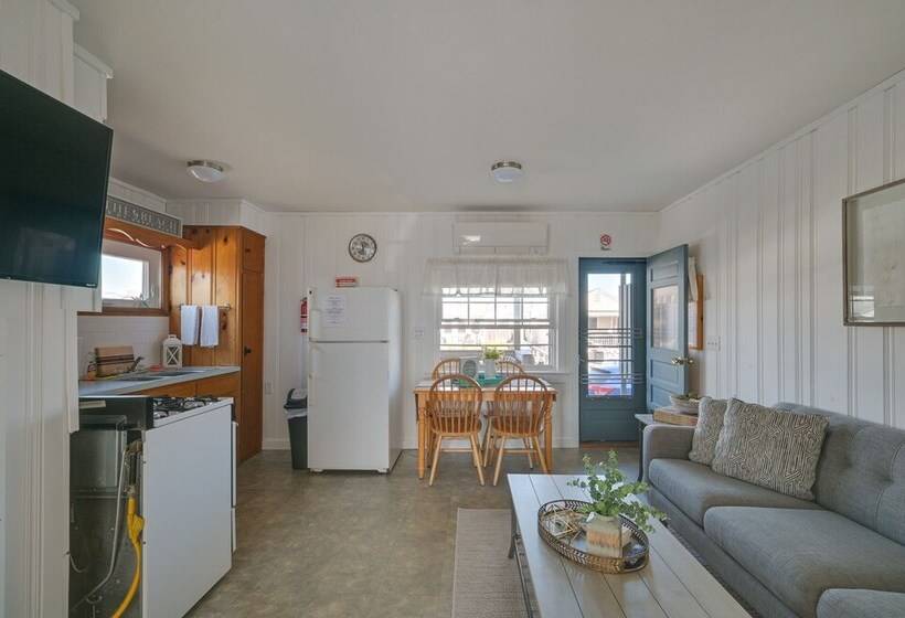 Cozy Hampton Vacation Rental, Walk To Beach!