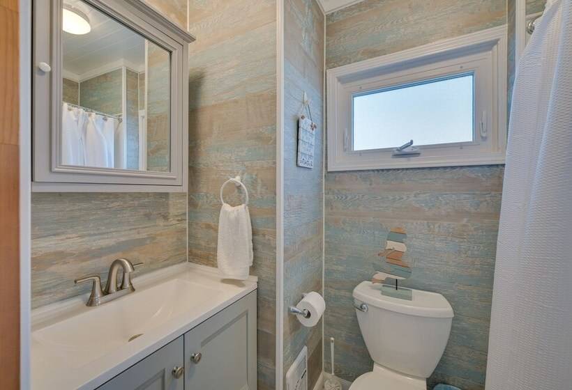 Cozy Hampton Vacation Rental, Walk To Beach!