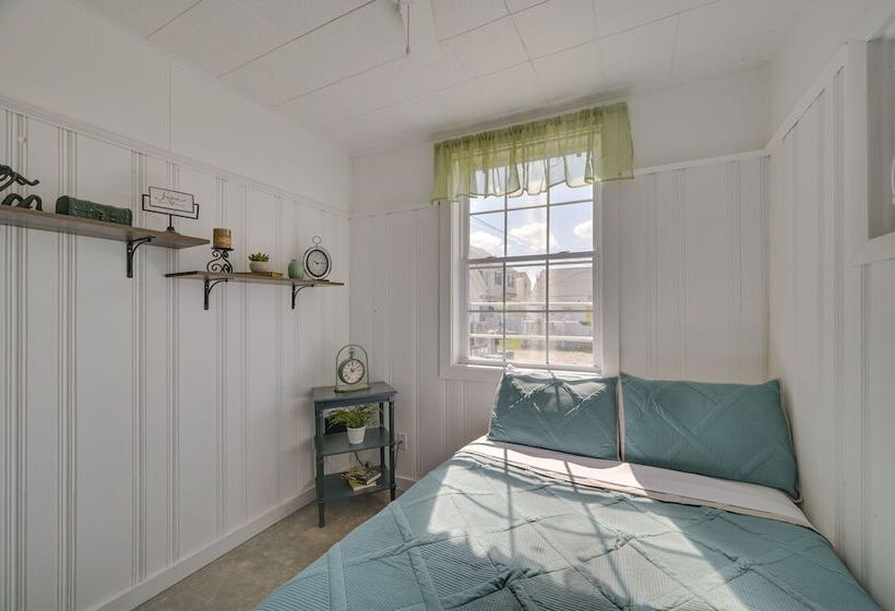Cozy Hampton Vacation Rental, Walk To Beach!
