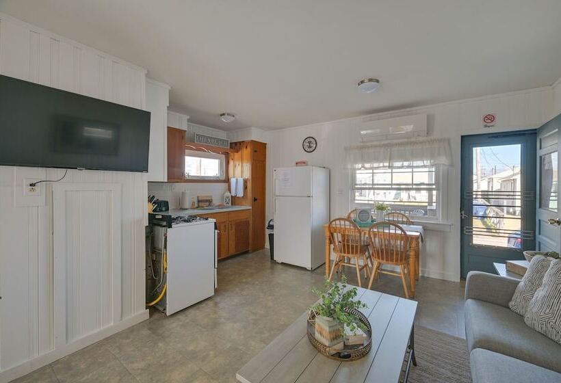 Cozy Hampton Vacation Rental, Walk To Beach!