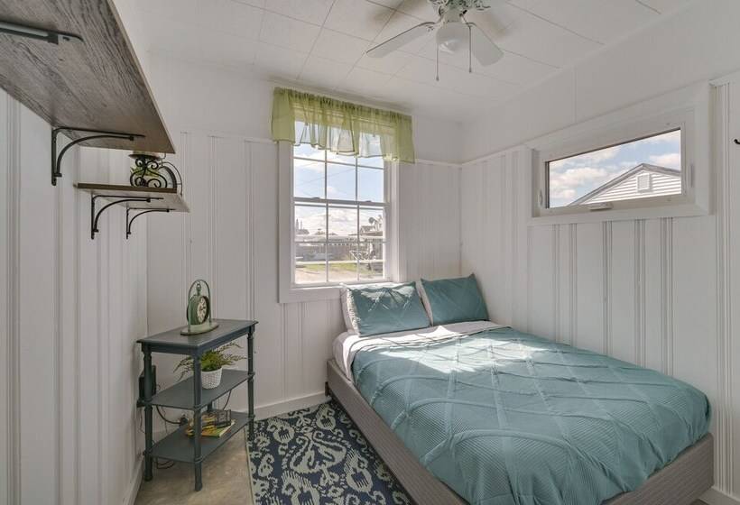 Cozy Hampton Vacation Rental, Walk To Beach!