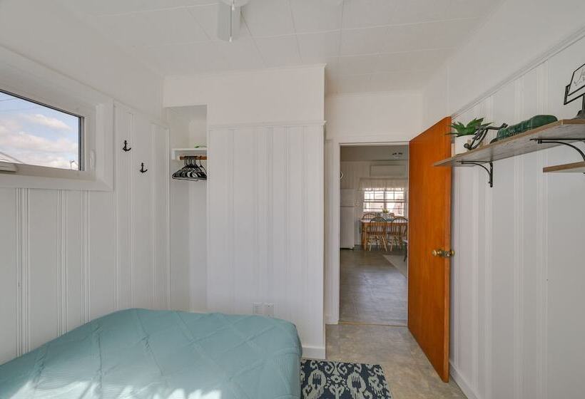 Cozy Hampton Vacation Rental, Walk To Beach!