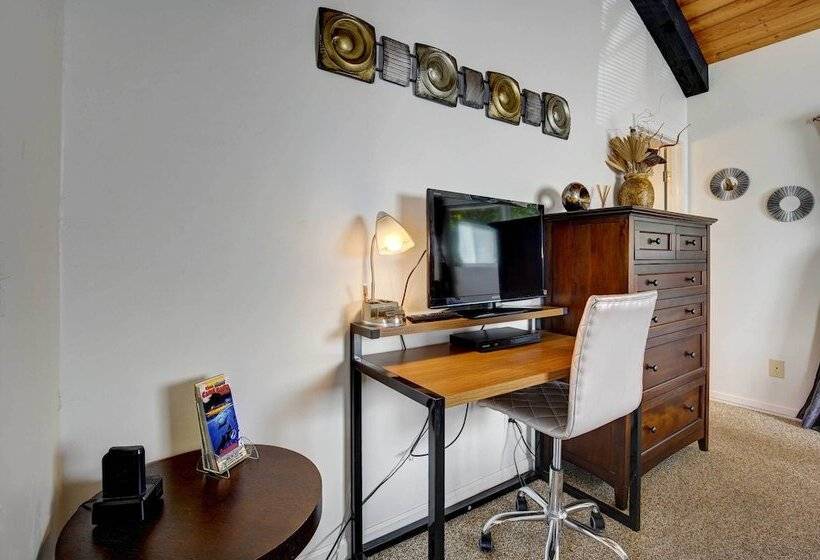 Cozy Kona Coast Apt W/ Lanai ~ 8 Miles To Beach!