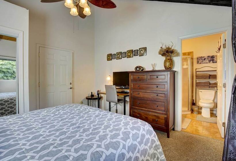 Cozy Kona Coast Apt W/ Lanai ~ 8 Miles To Beach!