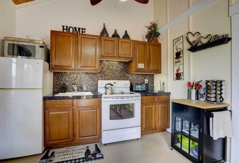 Cozy Kona Coast Apt W/ Lanai ~ 8 Miles To Beach!