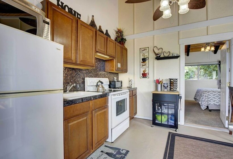 Cozy Kona Coast Apt W/ Lanai ~ 8 Miles To Beach!