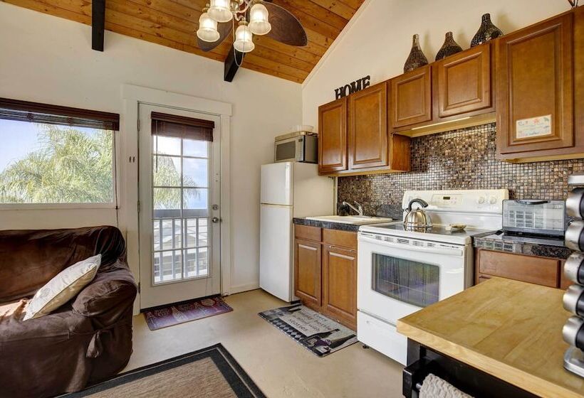 Cozy Kona Coast Apt W/ Lanai ~ 8 Miles To Beach!