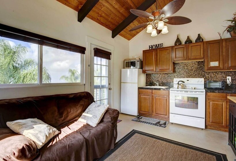 Cozy Kona Coast Apt W/ Lanai ~ 8 Miles To Beach!