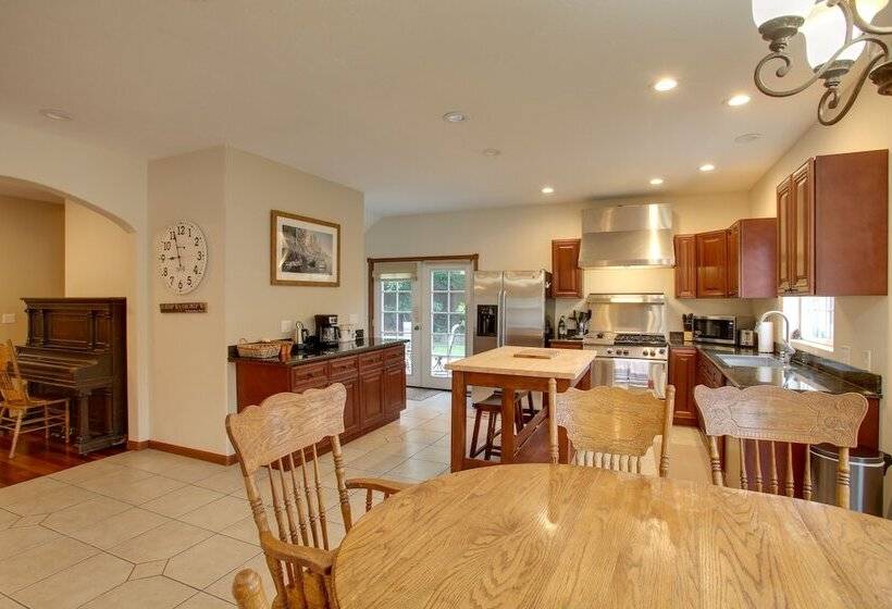 Downtown Coeur Dalene Home Rental: Walk To Beach!