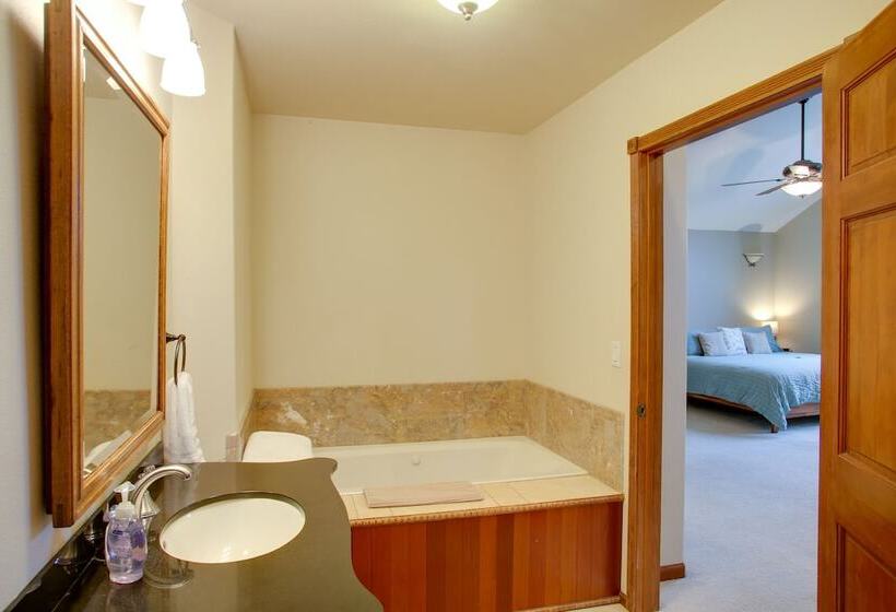 Downtown Coeur Dalene Home Rental: Walk To Beach!