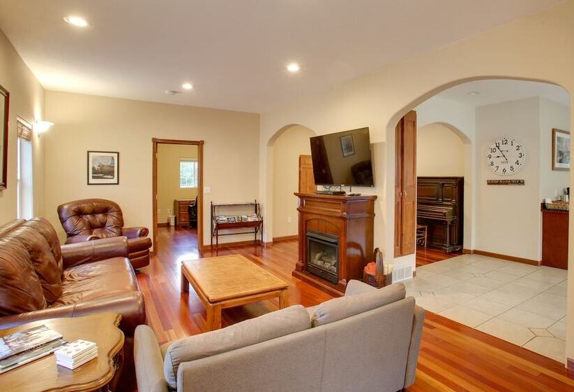 Downtown Coeur Dalene Home Rental: Walk To Beach!