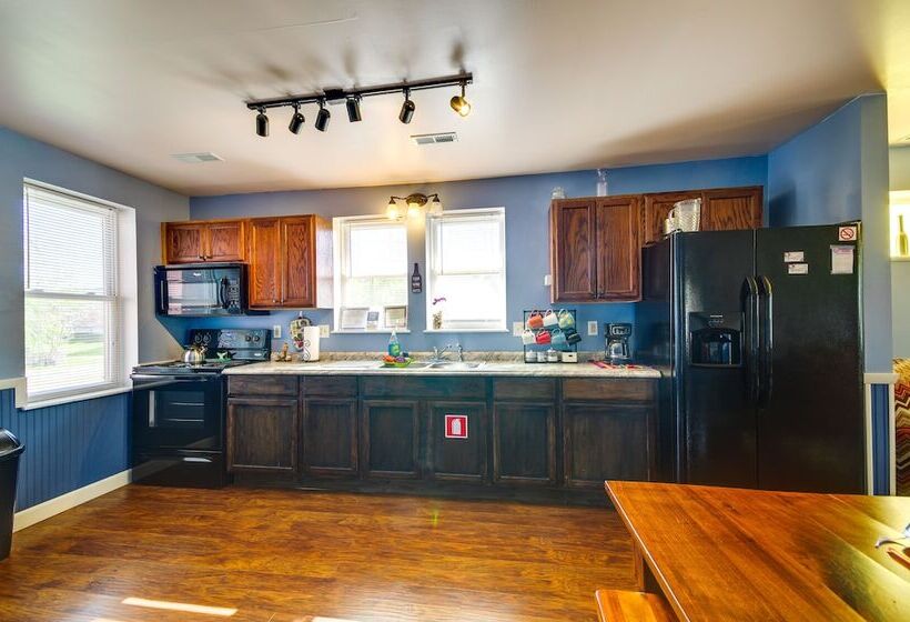 Downtown Hermann Vacation Home Near Wineries!