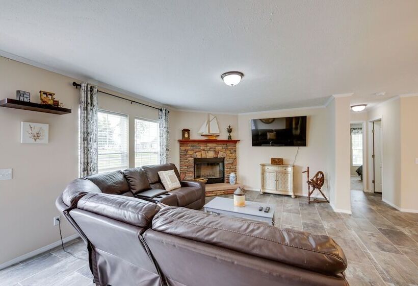 Efficiently Equipped Lewis Home: Deck & Gas Grill!