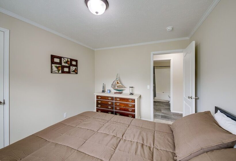 Efficiently Equipped Lewis Home: Deck & Gas Grill!