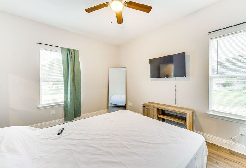 Texas Family Home W/ Hot Tub: 1 Mi To Lake Whitney