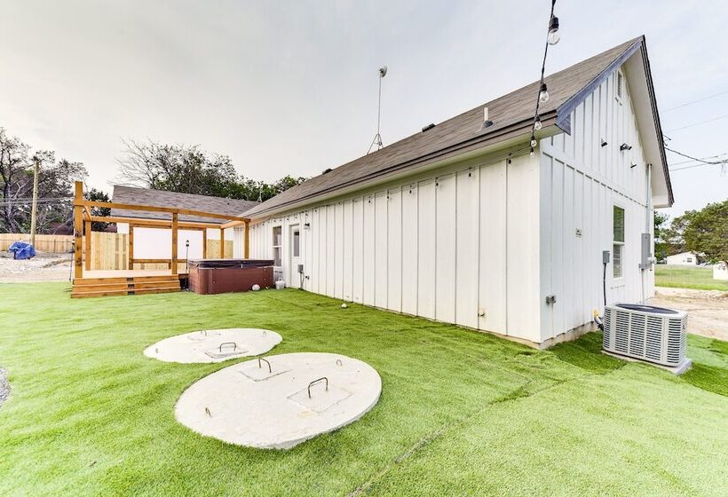 Texas Family Home W/ Hot Tub: 1 Mi To Lake Whitney