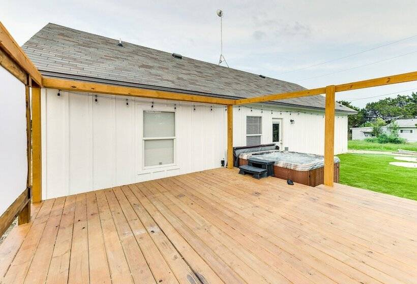 Texas Family Home W/ Hot Tub: 1 Mi To Lake Whitney
