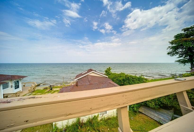 Flamingo Geneva Getaway: Steps To Lake Erie!