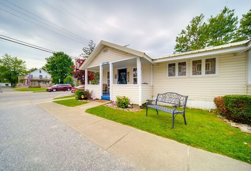 Flamingo Geneva Getaway: Steps To Lake Erie!