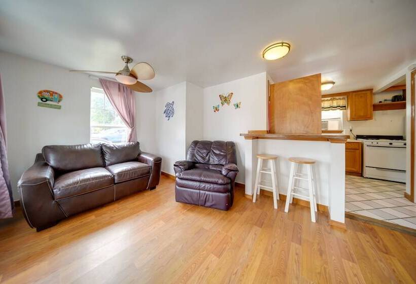 Flamingo Geneva Getaway: Steps To Lake Erie!