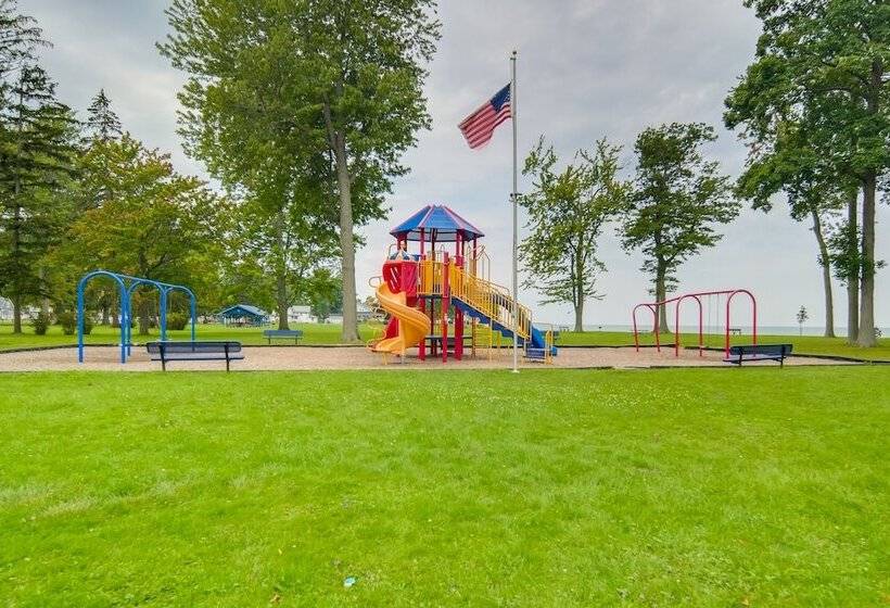 Flamingo Geneva Getaway: Steps To Lake Erie!