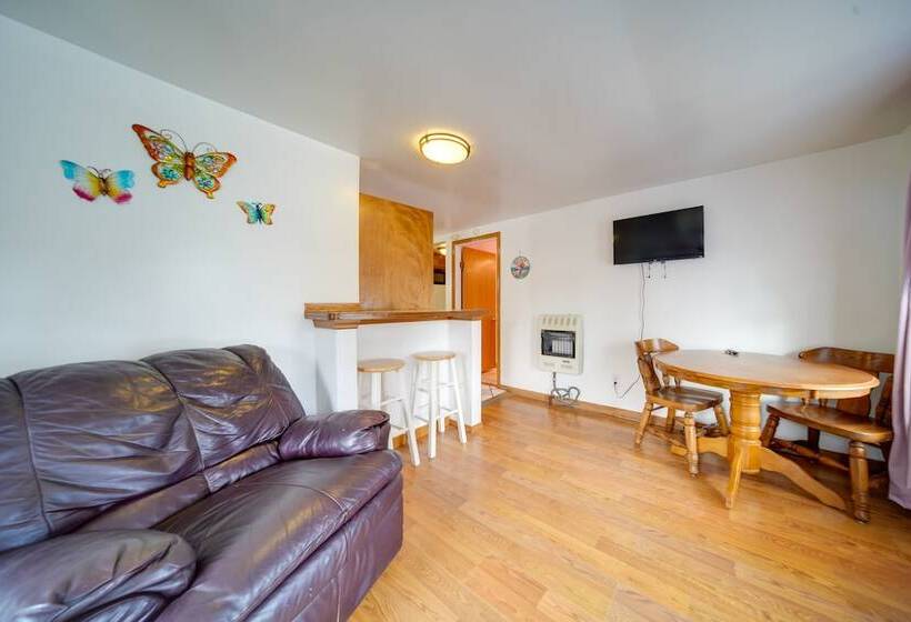 Flamingo Geneva Getaway: Steps To Lake Erie!