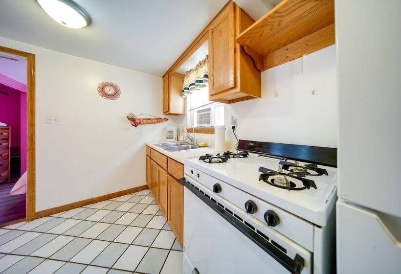 Flamingo Geneva Getaway: Steps To Lake Erie!