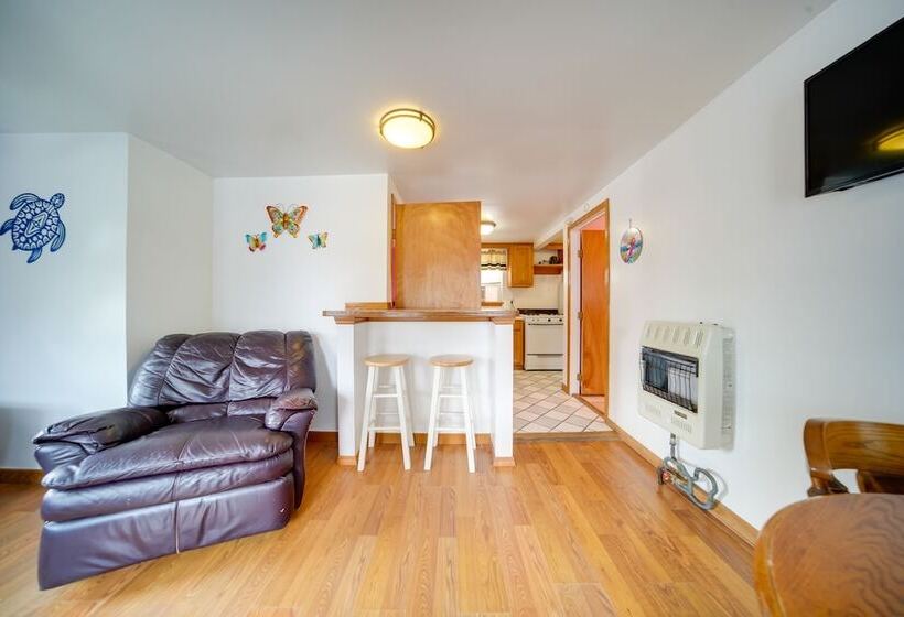 Flamingo Geneva Getaway: Steps To Lake Erie!