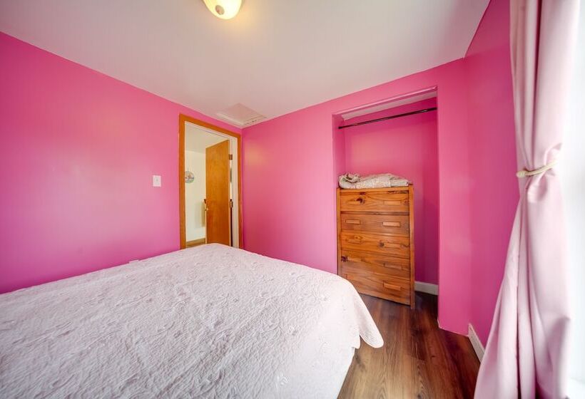 Flamingo Geneva Getaway: Steps To Lake Erie!