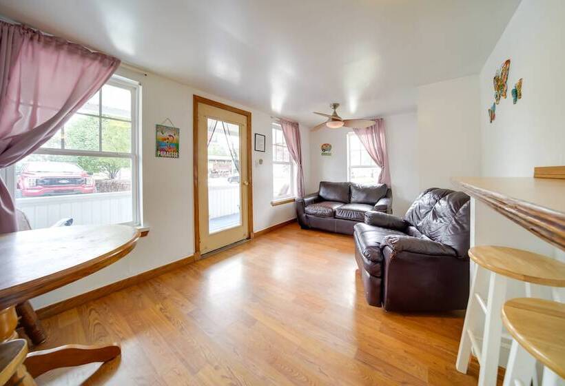 Flamingo Geneva Getaway: Steps To Lake Erie!