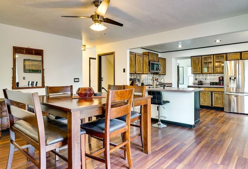 Fountain Retreat W/ Private Hot Tub & Fire Pit