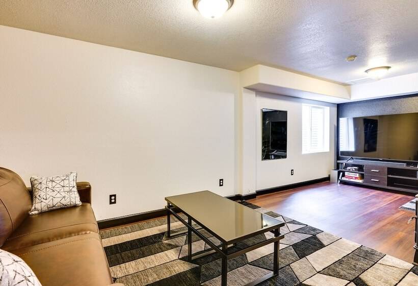 Fountain Retreat W/ Private Hot Tub & Fire Pit