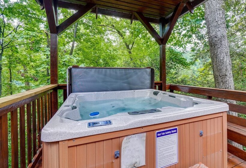 Gatlinburg Getaway: Private Hot Tub & Fireplace!