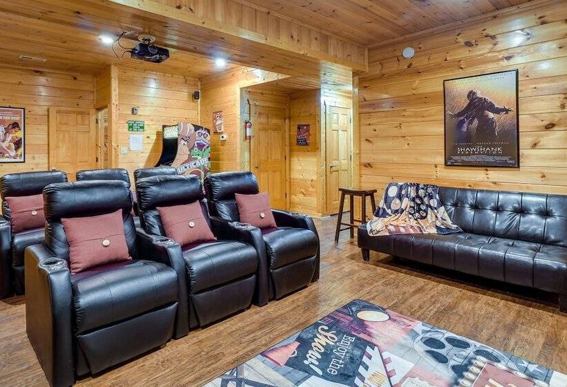 Gatlinburg Getaway: Private Hot Tub & Fireplace!