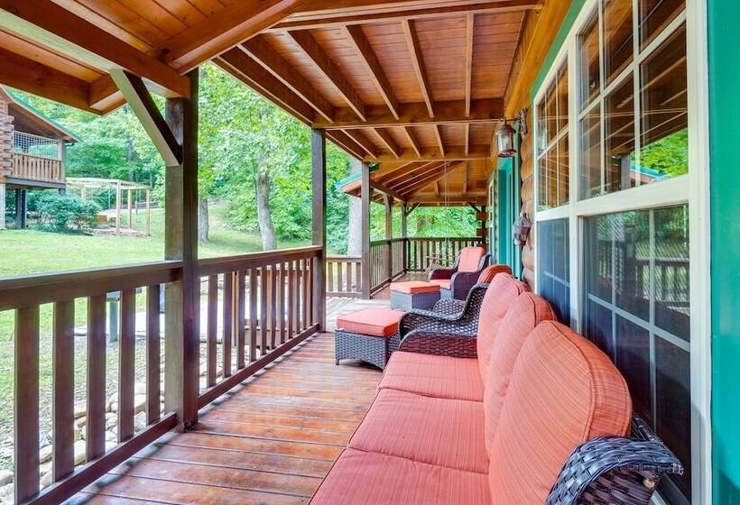 Gatlinburg Getaway: Private Hot Tub & Fireplace!