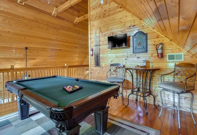 Gatlinburg Getaway: Private Hot Tub & Fireplace!