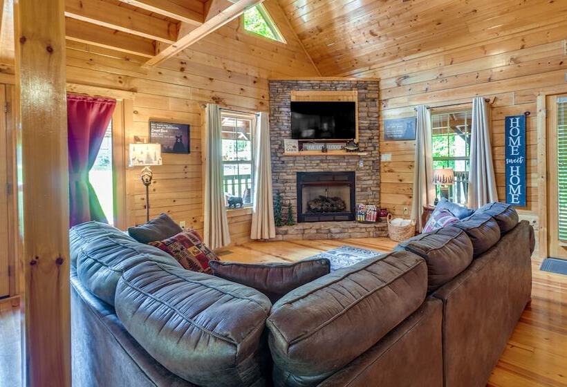 Gatlinburg Getaway: Private Hot Tub & Fireplace!