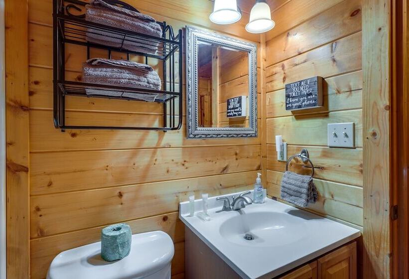 Gatlinburg Getaway: Private Hot Tub & Fireplace!