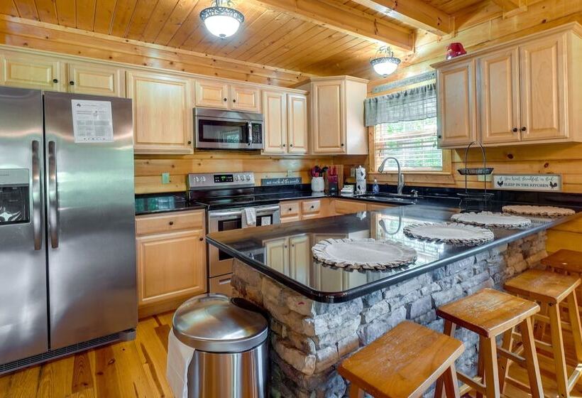 Gatlinburg Getaway: Private Hot Tub & Fireplace!