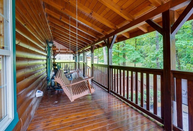 Gatlinburg Getaway: Private Hot Tub & Fireplace!