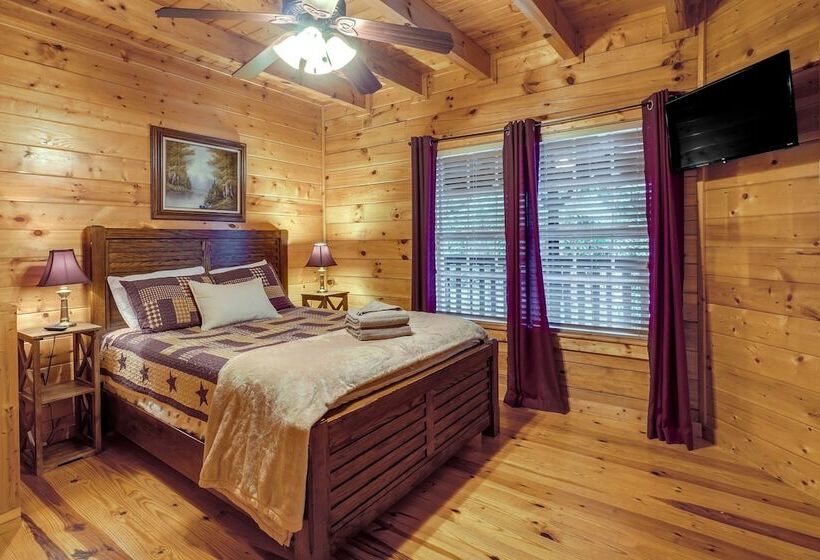 Gatlinburg Getaway: Private Hot Tub & Fireplace!