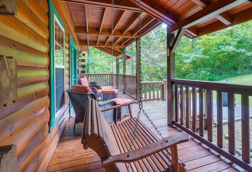 Gatlinburg Getaway: Private Hot Tub & Fireplace!