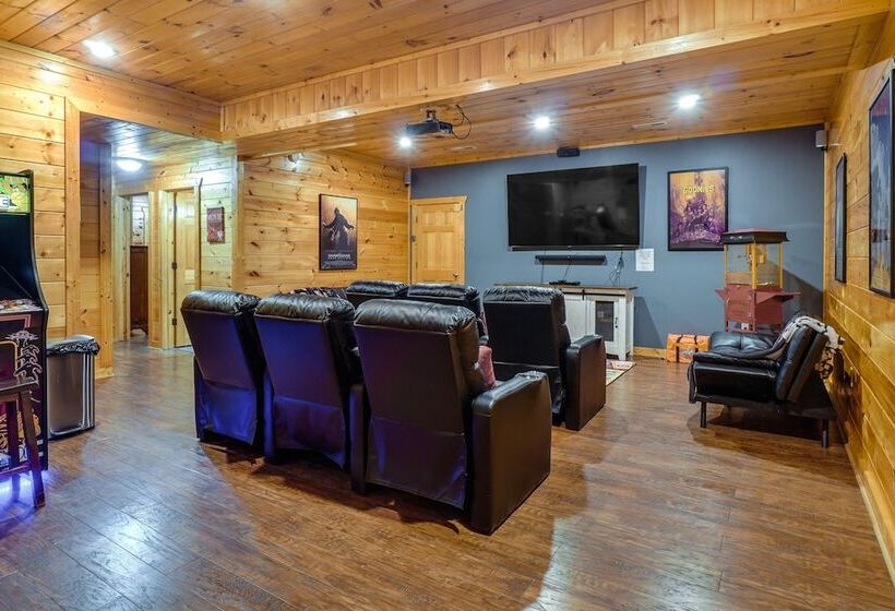 Gatlinburg Getaway: Private Hot Tub & Fireplace!