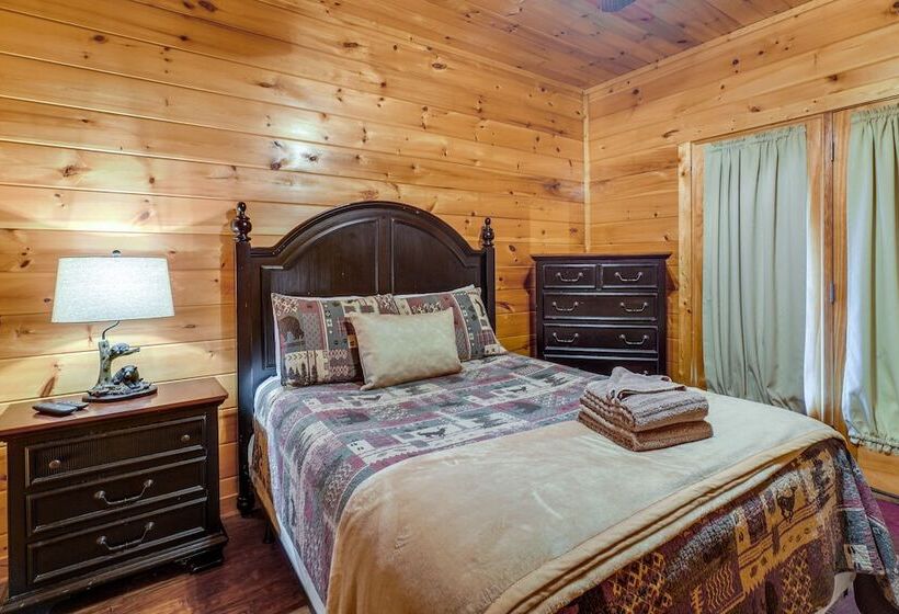 Gatlinburg Getaway: Private Hot Tub & Fireplace!