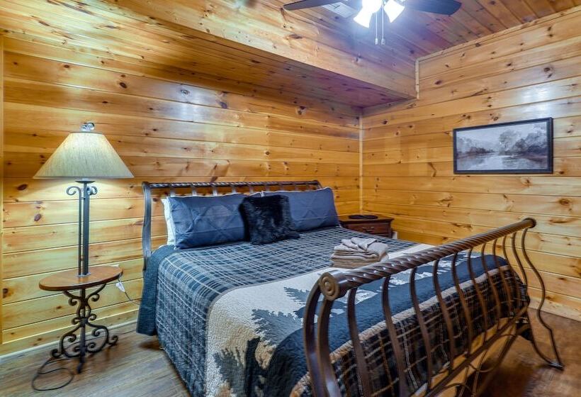 Gatlinburg Getaway: Private Hot Tub & Fireplace!