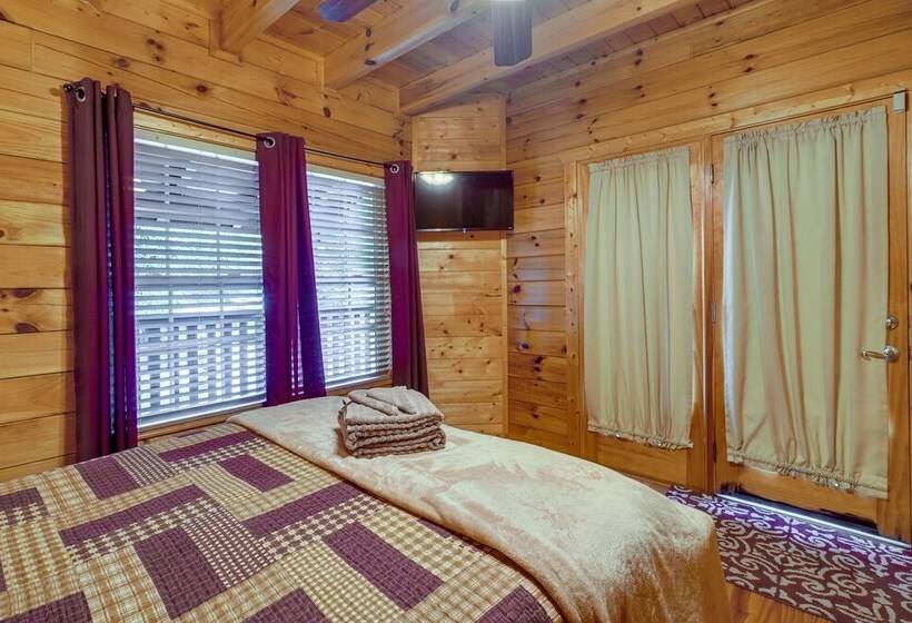 Gatlinburg Getaway: Private Hot Tub & Fireplace!