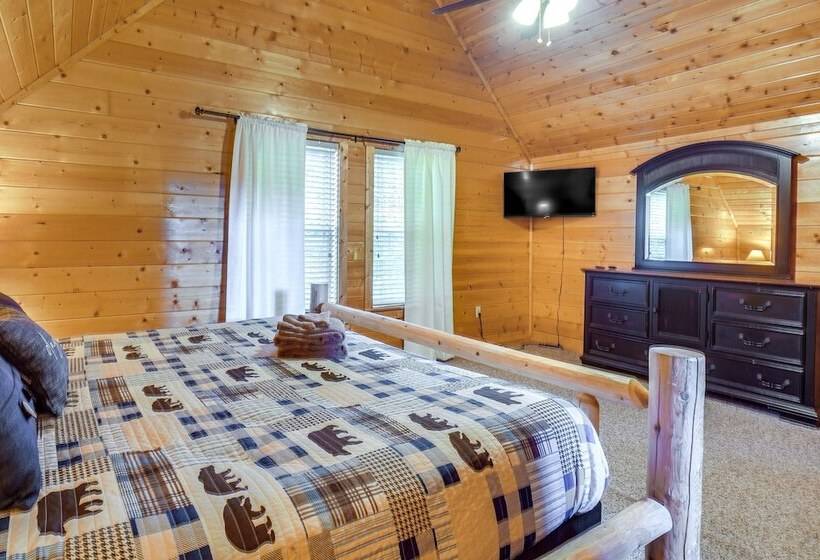 Gatlinburg Getaway: Private Hot Tub & Fireplace!