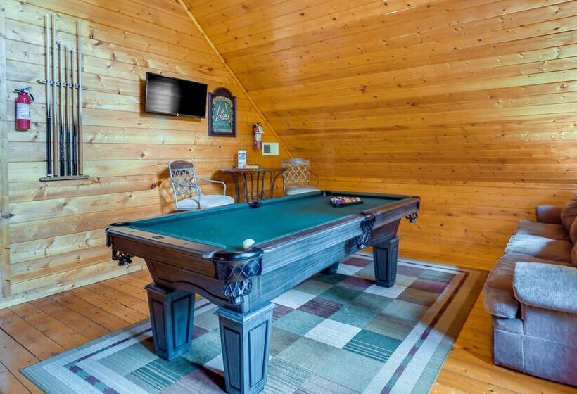 Gatlinburg Getaway: Private Hot Tub & Fireplace!