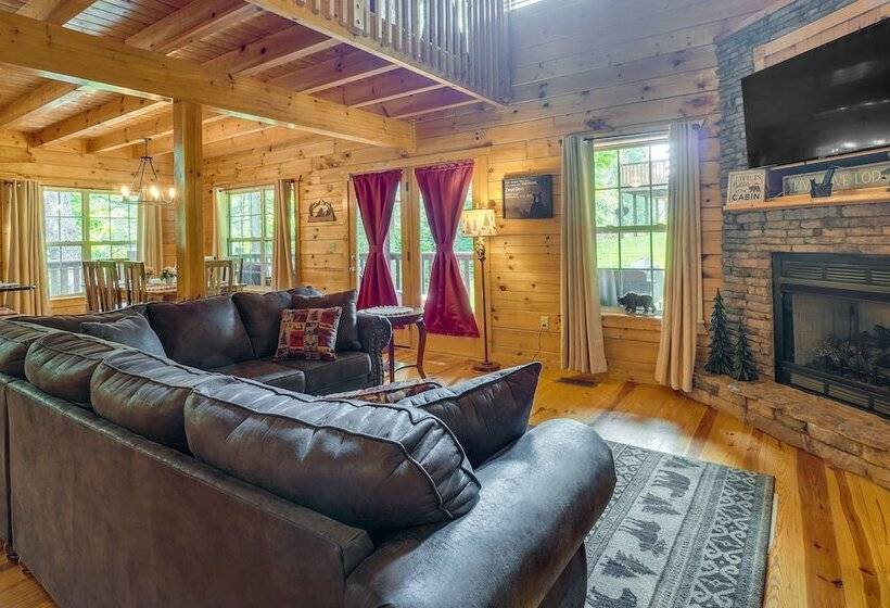 Gatlinburg Getaway: Private Hot Tub & Fireplace!
