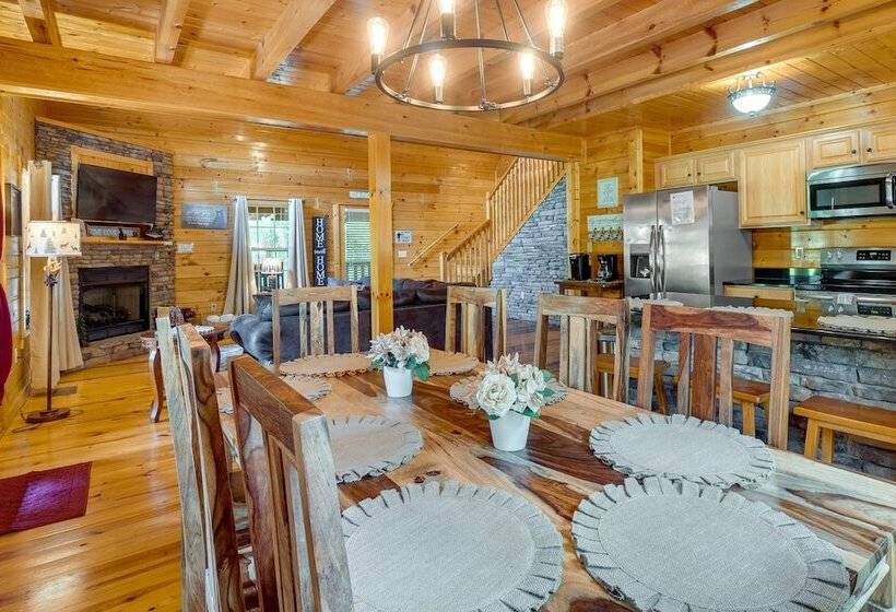 Gatlinburg Getaway: Private Hot Tub & Fireplace!